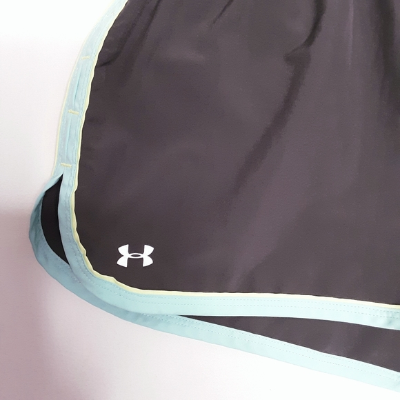 Under Armour Heat Gear Womens Iron Gray/Pistacio Green Running Shorts Size Med - Picture 2 of 6